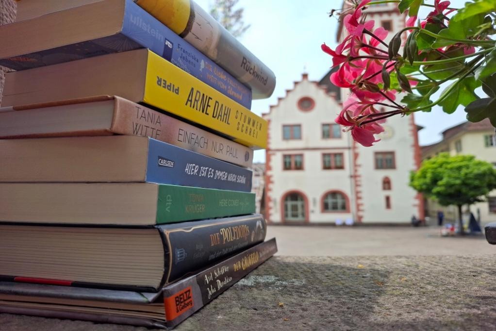 Auf dem Mosbacher Marktplatz werden bei "Mosbach liest" verschieden Bücher und Sitzmöglichkeiten für die Öffentlichkeit bereitstehen. ©Stadt Mosbach Auf dem Mosbacher Marktplatz werden bei "Mosbach liest" verschieden Bücher und Sitzmöglichkeiten für die Öffentlichkeit bereitstehen. ©Stadt Mosbach