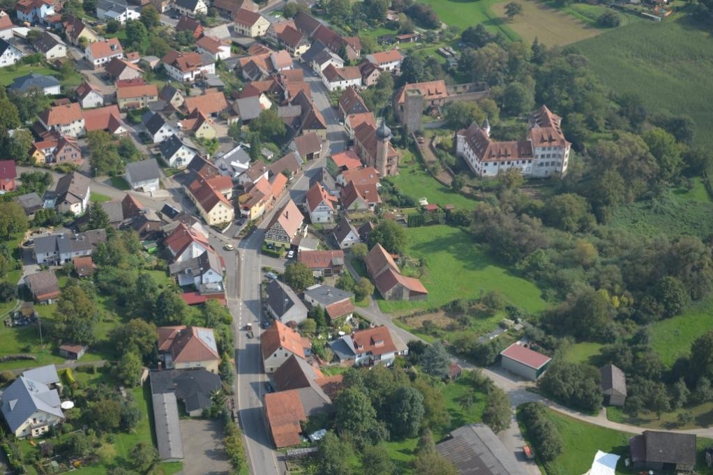 Luftbild von Lohrbach mit Schloss und ehemaliger Kirche, (c) Rudolf Landauer