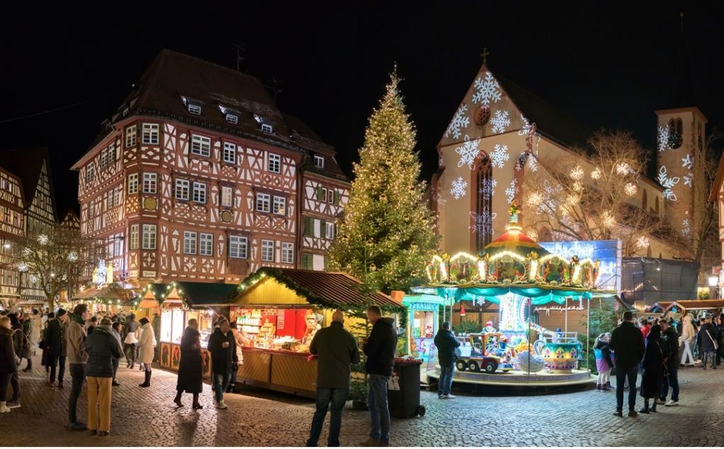 Lichterglanz und Weihnachtszauber: Der Marktplatz in Mosbach erstrahlt beim Weihnachtsmarkt 2025 in voller Pracht. ©Stadt Mosbach