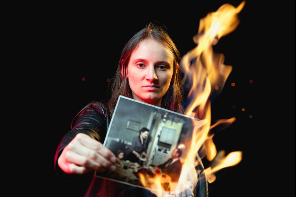 "Die Wut bleibt": Das Stück handelt von einer Famile. Vater, Mutter, Kinder. Die Mutter ist verzweifelt und spring vom Balkon. Ihre Freundin Sarah hilft der Familie. Mareike Fallwickl seziert in ihrem feministischen Bestseller veraltete Rollenbilder und legt den Finger in die Wunden unserer Gesellschaft. ©Badische Landesbühne/Manuel Wagner "Die Wut bleibt": Das Stück handelt von einer Famile. Vater, Mutter, Kinder. Die Mutter ist verzweifelt und spring vom Balkon. Ihre Freundin Sarah hilft der Familie. Mareike Fallwickl seziert in ihrem feministischen Bestseller veraltete Rollenbilder und legt den Finger in die Wunden unserer Gesellschaft. ©Badische Landesbühne/Manuel Wagner