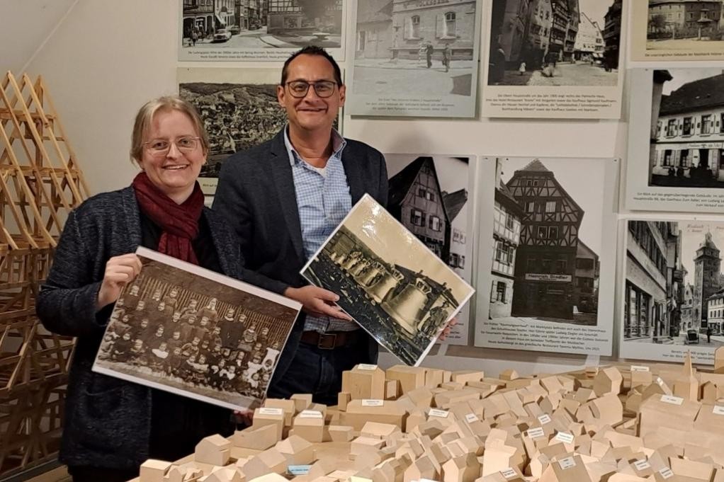 Im Stadtmuseum gibt es vor Saisonstart viel zu tun für Museumsleiter Stefan Müller und Lotte Feesche, hier in der Abteilung „Ansichtssache Mosbach“ mit historischen Fotos.