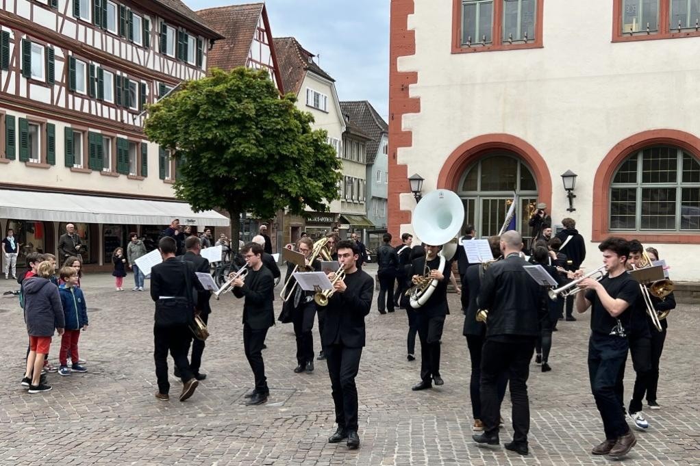 Das französische Sinfonieorchester glänzt auch durch mitreißende Straßenmusikeinlagen. © Stadt Mosbach