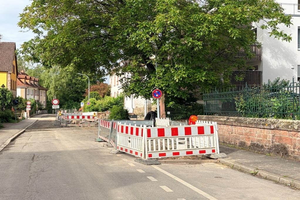 Die Arbeiten in der Fahrradstraße „Am Henschelberg“ verzögern sich wegen Personalausfalls um rund einen Monat. Neues geplantes Bauende ist der 31. Juli 2026. ©Stadt Mosbach&nbsp;
