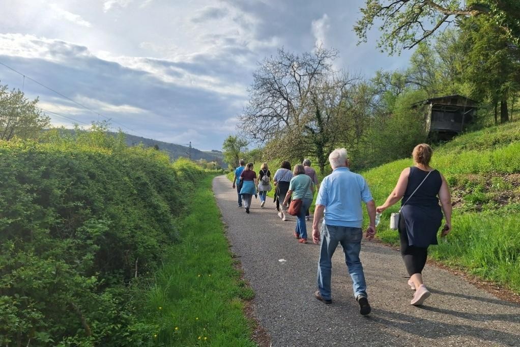 Wie beim gemeinsamen Spaziergang in Neckarelz geht es bei „Spazier im Quartier“ um Bewegung, Begegnung und Austausch. © Stadt Mosbach
