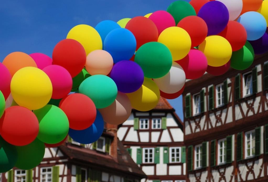 Beim „Tag der offenen Gesellschaft“ in Mosbach verwandelt sich die Innenstadt in einen Treffpunkt für Groß und Klein. Unter dem Motto „Treffpunkt Offline“ laden zahlreiche Aktionen zum Mitmachen und Kennenlernen ein. ©Stadt Mosbach/Tim Krieger Beim „Tag der offenen Gesellschaft“ in Mosbach verwandelt sich die Innenstadt in einen Treffpunkt für Groß und Klein. Unter dem Motto „Treffpunkt Offline“ laden zahlreiche Aktionen zum Mitmachen und Kennenlernen ein. ©Stadt Mosbach/Tim Krieger