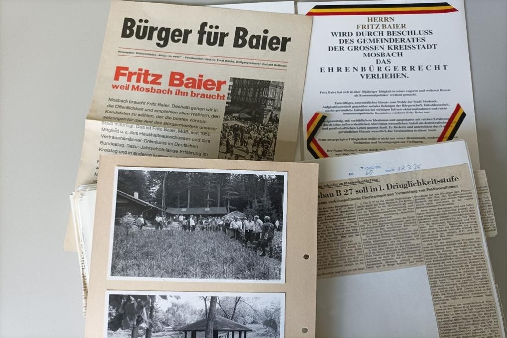 Einblicke in die Mosbacher Stadtgeschichte: Der ehemalige Oberbürgermeister Fritz Baier im Stadtarchiv. ©Stadt Mosbach