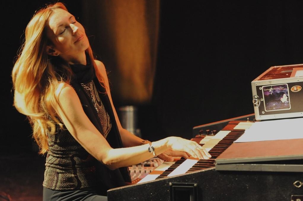 Virtuos an den Tasten: Die Künstlerin im Bann ihrer Hammond-Orgel. ©Bebab Records Virtuos an den Tasten: Die Künstlerin im Bann ihrer Hammond-Orgel. ©Bebab Records