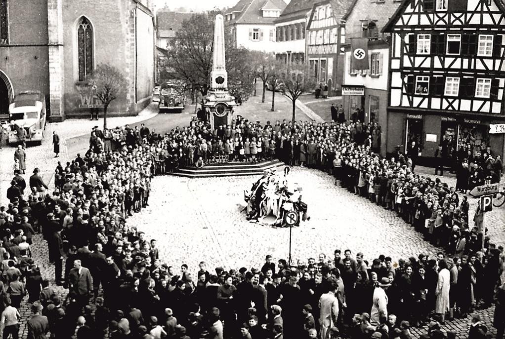 Historische Archivaufnahme: In den 30er Jahren wurden auf dem Mosbacher Marktplatz Bücher verbrannt. ©Stadt Mosbach Historische Archivaufnahme: In den 30er Jahren wurden auf dem Mosbacher Marktplatz Bücher verbrannt. ©Stadt Mosbach