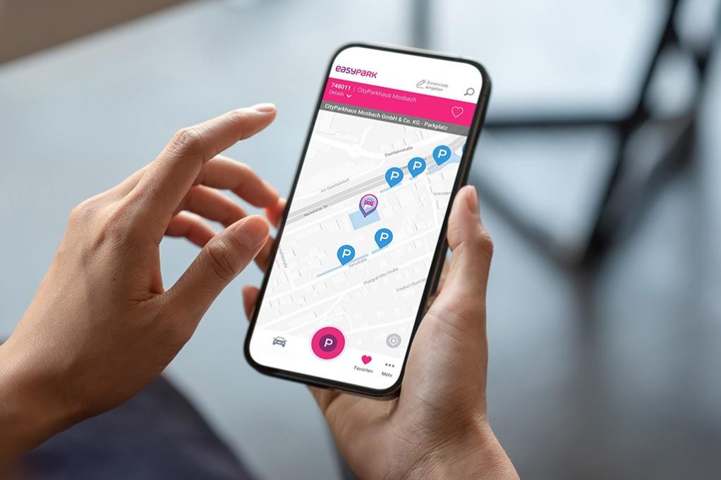 Person nutzt Easypark in Mosbach