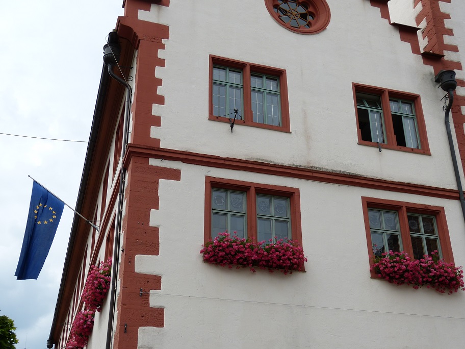 Die Flagge weht am Rathaus. ©Stadt Mosbach