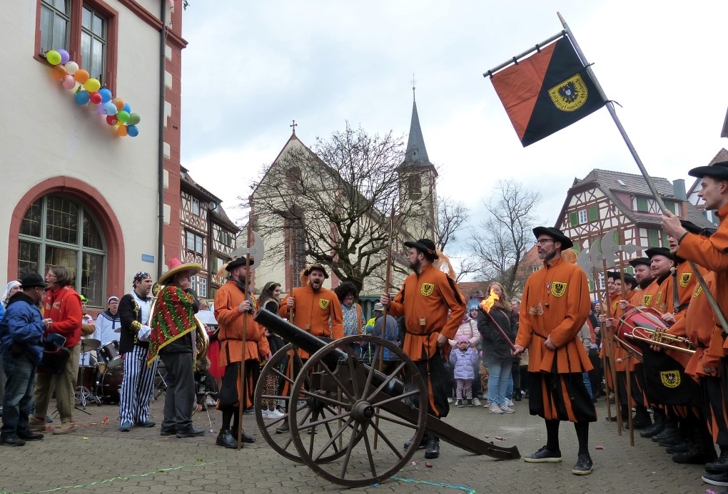 Stadtmauergarde vorm Rathaus, (c) Stadt Mosbach