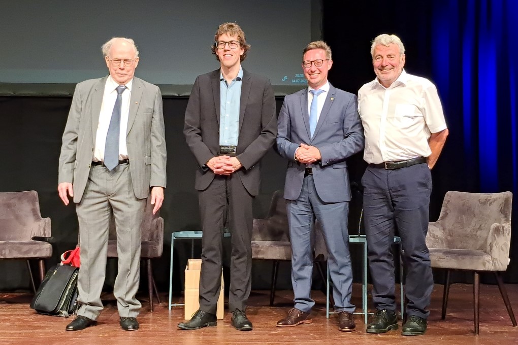 HGB-Stiftungsgründer Dr. Brauch , Preisträger Dr. Ide, Oberbürgermeister Julian Stipp und der Stellvertretende Vorsitzende der HGB-Stiftung, Dr. Hans Happes.