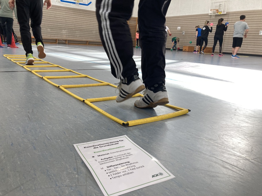 Bewegung im Klassenzimmer: Bei einem Workshop der Stadt Mosbach probierten die Teilnehmenden praktische Übungen und Reaktionsspiele aus, um Konzentration und Selbstregulation bei Kindern spielerisch zu fördern. ©Stadt Mosbach