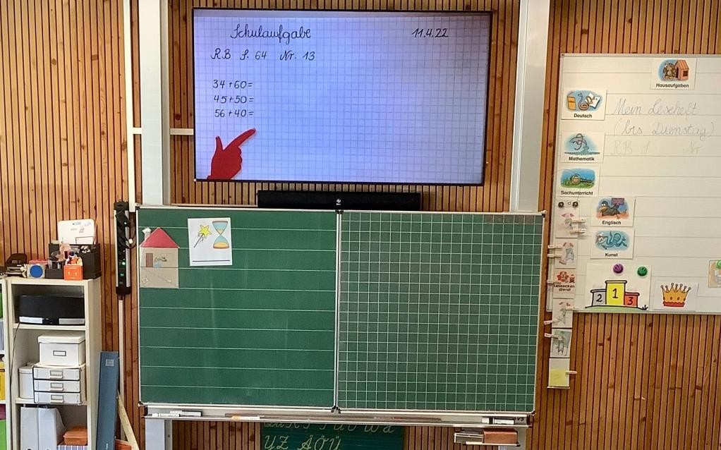 Digitales Klassenzimmer - Tafel mit Monitor (Foto: Lohrtalschule Mosbach) Digitales Klassenzimmer - Tafel mit Monitor (Foto: Lohrtalschule Mosbach)