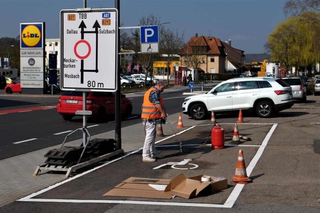 Aufbringen einer Straßenmarkierung (Foto: Stadt Mosbach)