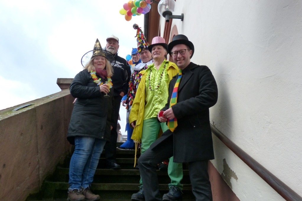 OB Stipp und Landrat Dr. Achim Brötel mit Stadträt*innen auf der Rathaustreppe (Foto: Stadt Mosbach)