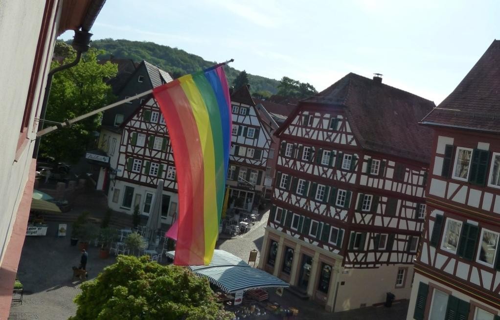 Regenbogenfahne weht am Rathaus, (c) Stadt Mosbach