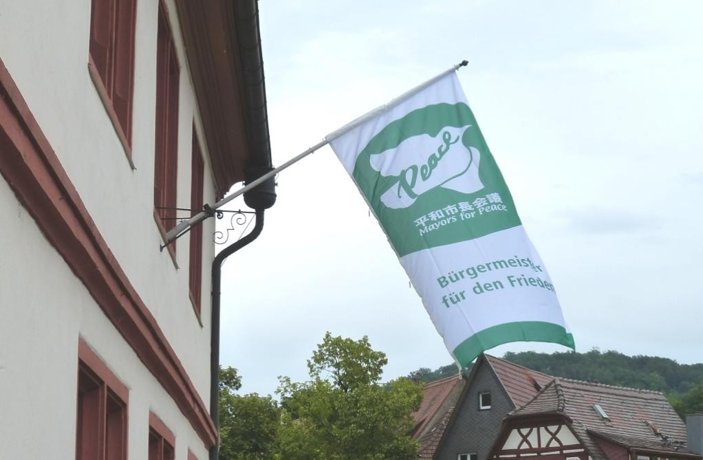 Die Mayors for Peace-Flagge weht am Rathaus, (c) Stadt Mosbach