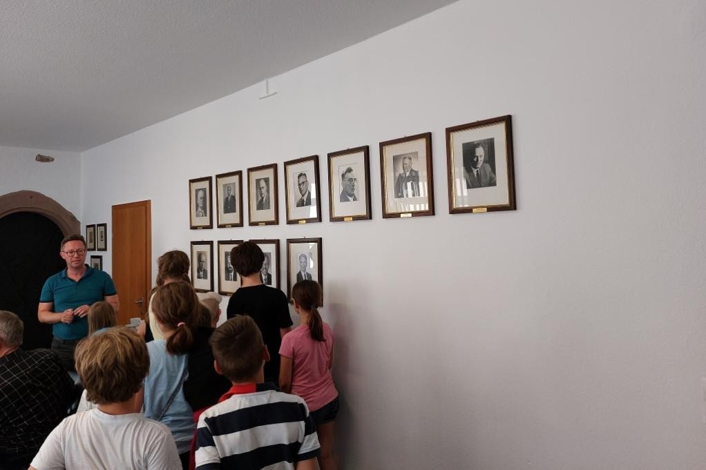 OB Stipp führt die Kinder durch die Räume des historischen Rathauses (Foto: Stadt Mosbach)