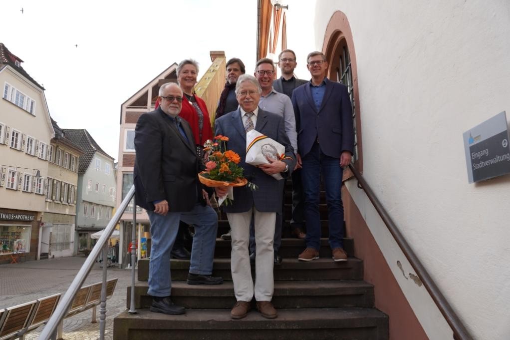 Jürgen Schölch (erste Reihe, 2.v.l.) feiert sein 40-jähriges Dienstjubiläum (Foto: Stadt Mosbach) 