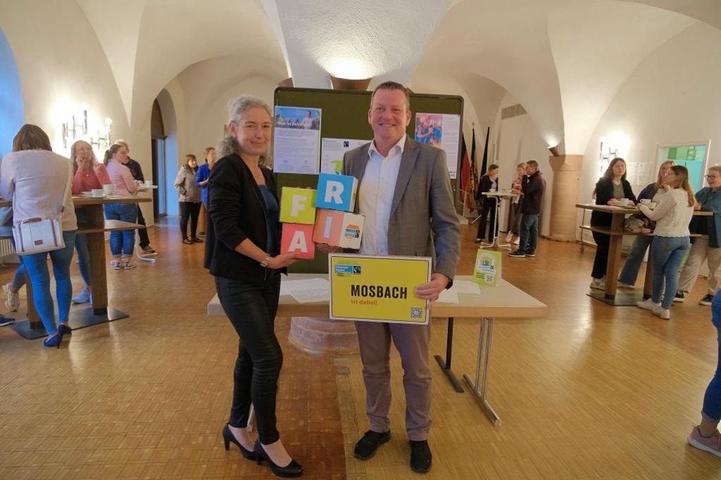 Bürgermeister Patrick Rickenbrot beim „Fairen Frühstück“ mit Andrea Hartmann, Persönliche Referentin des Oberbürgermeisters, die den Zertifizierungsprozess maßgeblich vorbereitet und begleitet hat. ©Stadt Mosbach Bürgermeister Patrick Rickenbrot beim „Fairen Frühstück“ mit Andrea Hartmann, Persönliche Referentin des Oberbürgermeisters, die den Zertifizierungsprozess maßgeblich vorbereitet und begleitet hat. ©Stadt Mosbach