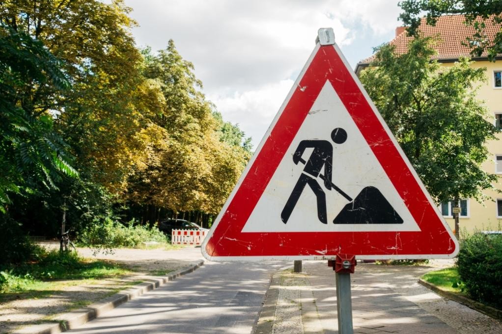 Im Auftrag des Regierungspräsidiums Karlsruhe finden Sanierungsarbeiten an der schadhaften Fahrbahndecke der B 37 zwischen Neckargerach und Binau statt. (c) iStock.com_Terroa
