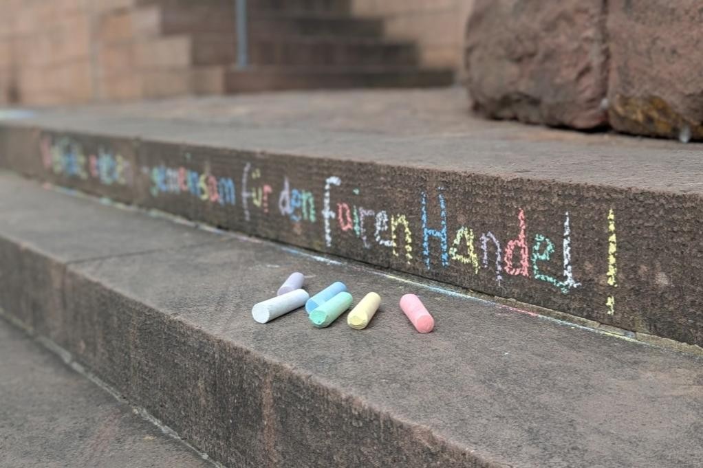 Kreidesprüche zum Thema Fairtrade sind in den nächsten Wochen in Schaufenstern und auf Plätzen in der Mosbacher Innenstadt zu finden. © Stadt Mosbach