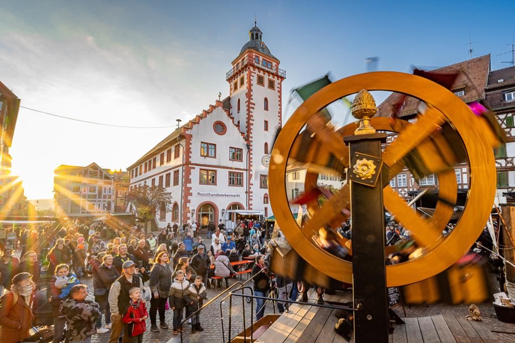 Stimmungsvolles Markttreiben in der Mosbacher Altstadt: Handwerk, Musik und Mittelalterflair begeistern Besucherinnen und Besucher beim Saisonfinale der Erlebnismärkte. ©Thomas Kottal Stimmungsvolles Markttreiben in der Mosbacher Altstadt: Handwerk, Musik und Mittelalterflair begeistern Besucherinnen und Besucher beim Saisonfinale der Erlebnismärkte. ©Thomas Kottal