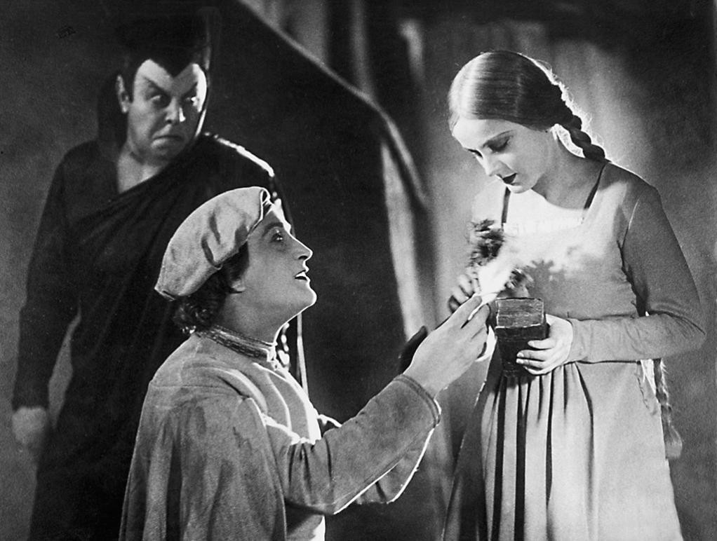 Von links: Emil Jannings als Mephisto, Gösta Ekman als Faust und Camilla Horn als Gretchen. ©Filmmuseum München Von links: Emil Jannings als Mephisto, Gösta Ekman als Faust und Camilla Horn als Gretchen. ©Filmmuseum München