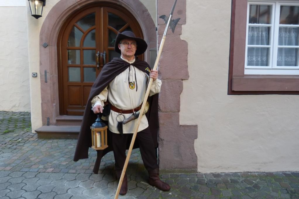 Mit Laterne und historischer Gewandung unterwegs: der Mosbacher Nachtwächter auf seinem Rundgang. © Stadt Mosbach