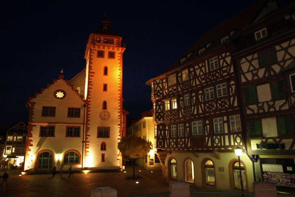 Frauenpower in historischen Gassen: Am Weltfrauentag (8. März) führt Ursula Geier als „Magd Elsa“ zu den Spuren bedeutender Mosbacherinnen, die mit Mut und Weitblick die Geschichte der Stadt geprägt haben. ©Stadt Mosbach