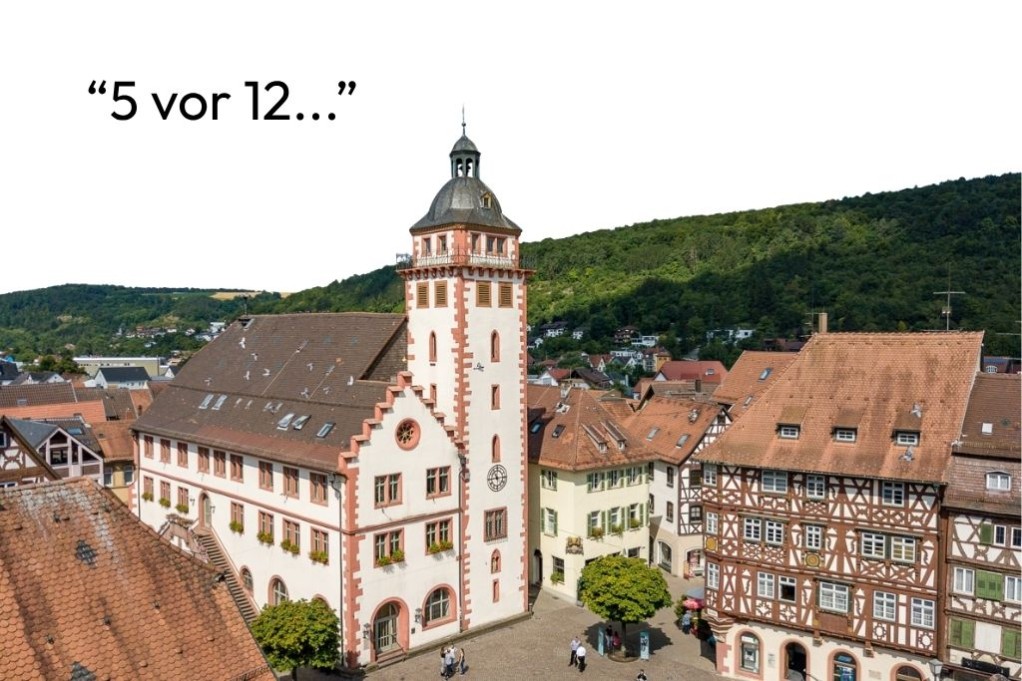 Das Lumpenglöckchen ist ein historisches Relikt an der Mosbacher Stiftskirche, das früher allabendlich läutete, um den Bürgern das Ende der Bewirtungszeit und den Beginn der Nachtruhe zu signalisieren. ©Thomas Kottal Das Lumpenglöckchen ist ein historisches Relikt an der Mosbacher Stiftskirche, das früher allabendlich läutete, um den Bürgern das Ende der Bewirtungszeit und den Beginn der Nachtruhe zu signalisieren. ©Thomas Kottal