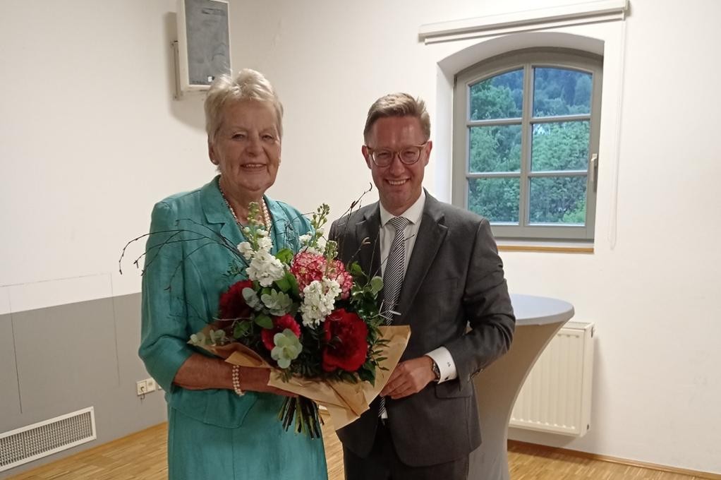 Hohe Ehrung: Mosbacher Oberbürgermeister Julian Stipp überreicht Astrid Leonhardt den Verdienstorden der Bundesrepublik Deutschland. ©Stadt Mosbach Hohe Ehrung: Mosbacher Oberbürgermeister Julian Stipp überreicht Astrid Leonhardt den Verdienstorden der Bundesrepublik Deutschland. ©Stadt Mosbach
