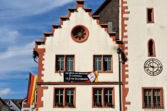 Grundgesetz: Fahne am Rathaus