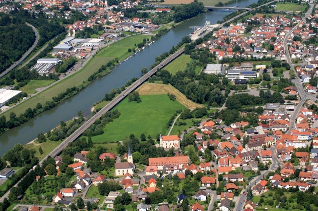 Auf dem Luftbild ist der am Neckar gelegene Stadtteil Neckarelz zu sehen.