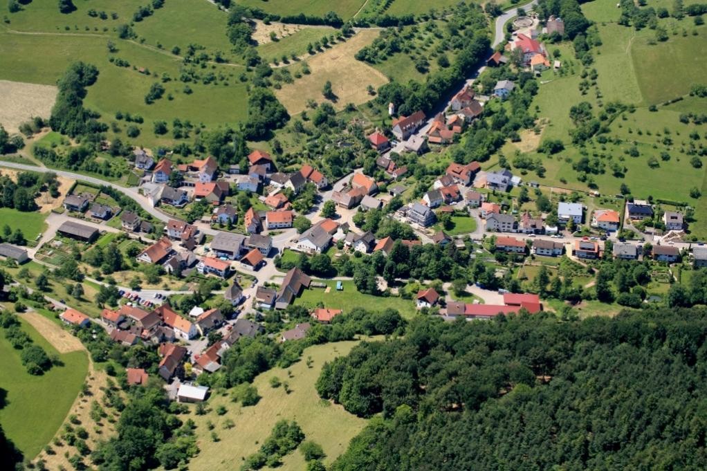 Das Luftbild zeigt das Dorf Nüstenbach, das zu Mosbach gehört.