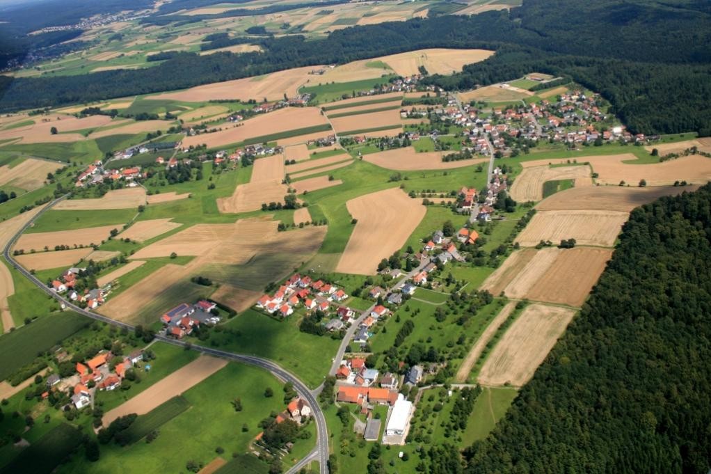 Das Luftbild mit Blick auf den Stadtteil Sattelbach.