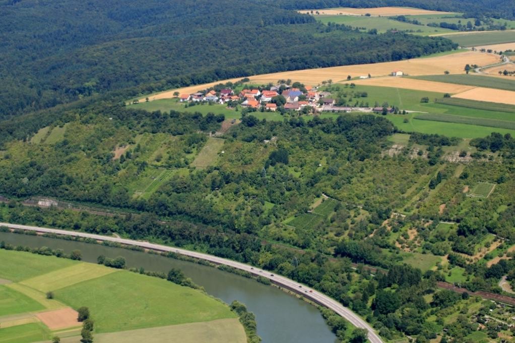 Das Luftbild zeigt den Schreckberg mit Schreckhof.