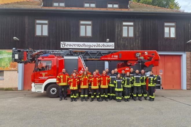 Die erfolgreichen Absolvent*innen des Lehrgangs „Truppmann Teil 1“ (Foto: Feuerwehr Mosbach)