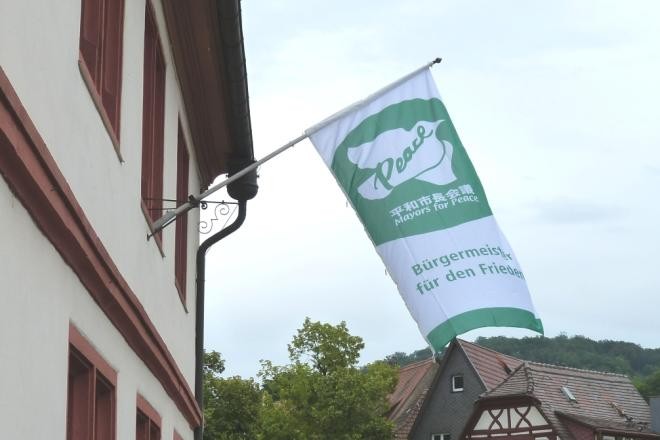Die Mayors for Peace-Flagge weht am Rathaus, (c) Stadt Mosbach