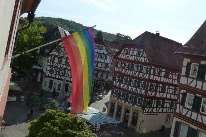 Regenbogenfahne weht am Rathaus, (c) Stadt Mosbach