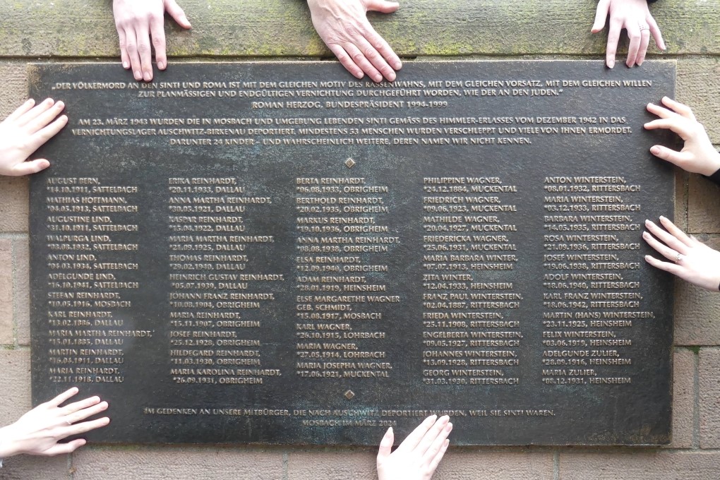 An der im vergangenen Jahr eingeweihten Gedenktafel am Marktplatz findet auch in diesem Jahr eine Gedenkstunde statt, (c) Stadt Mosbach