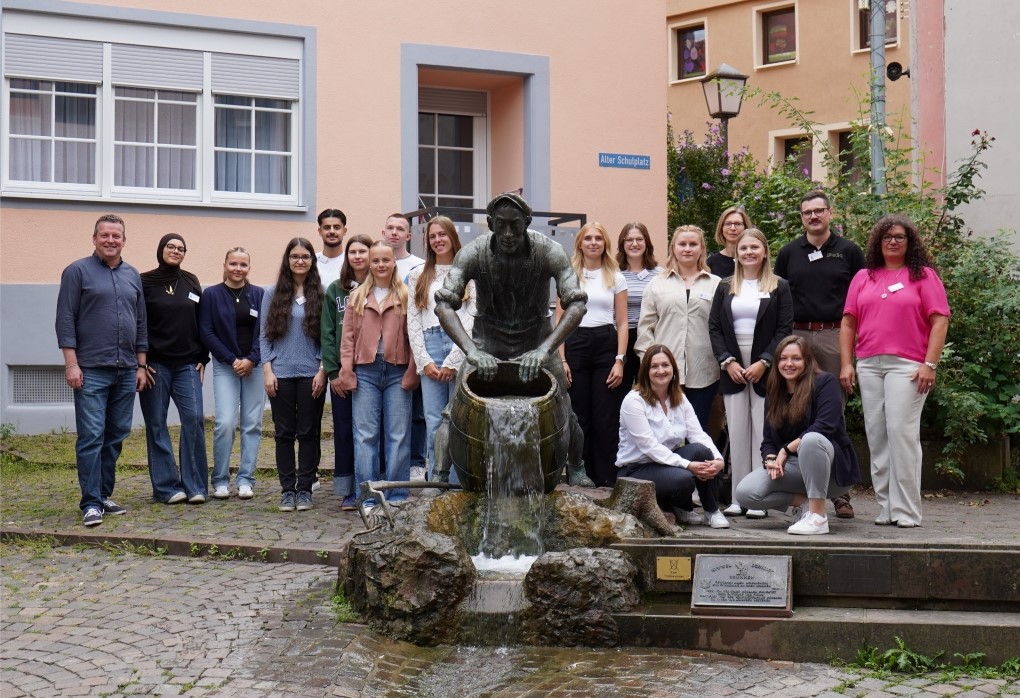 Gruppenbild mit Azubis © Stadt Mosbach